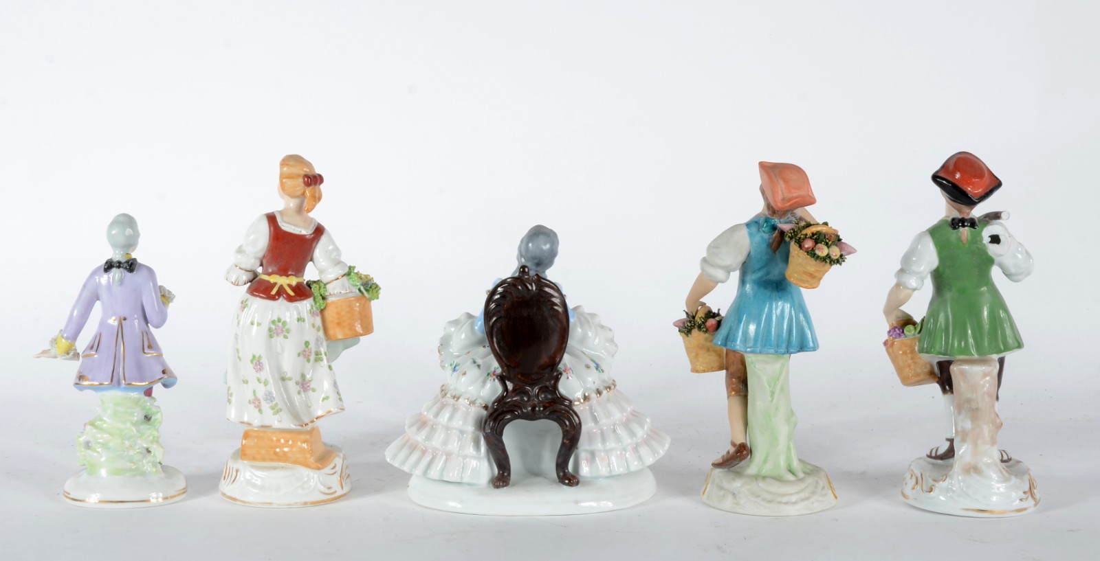 Cinco esculturas de porcelana policromada, sendo uma figura de nobre... - foto 3 de 8