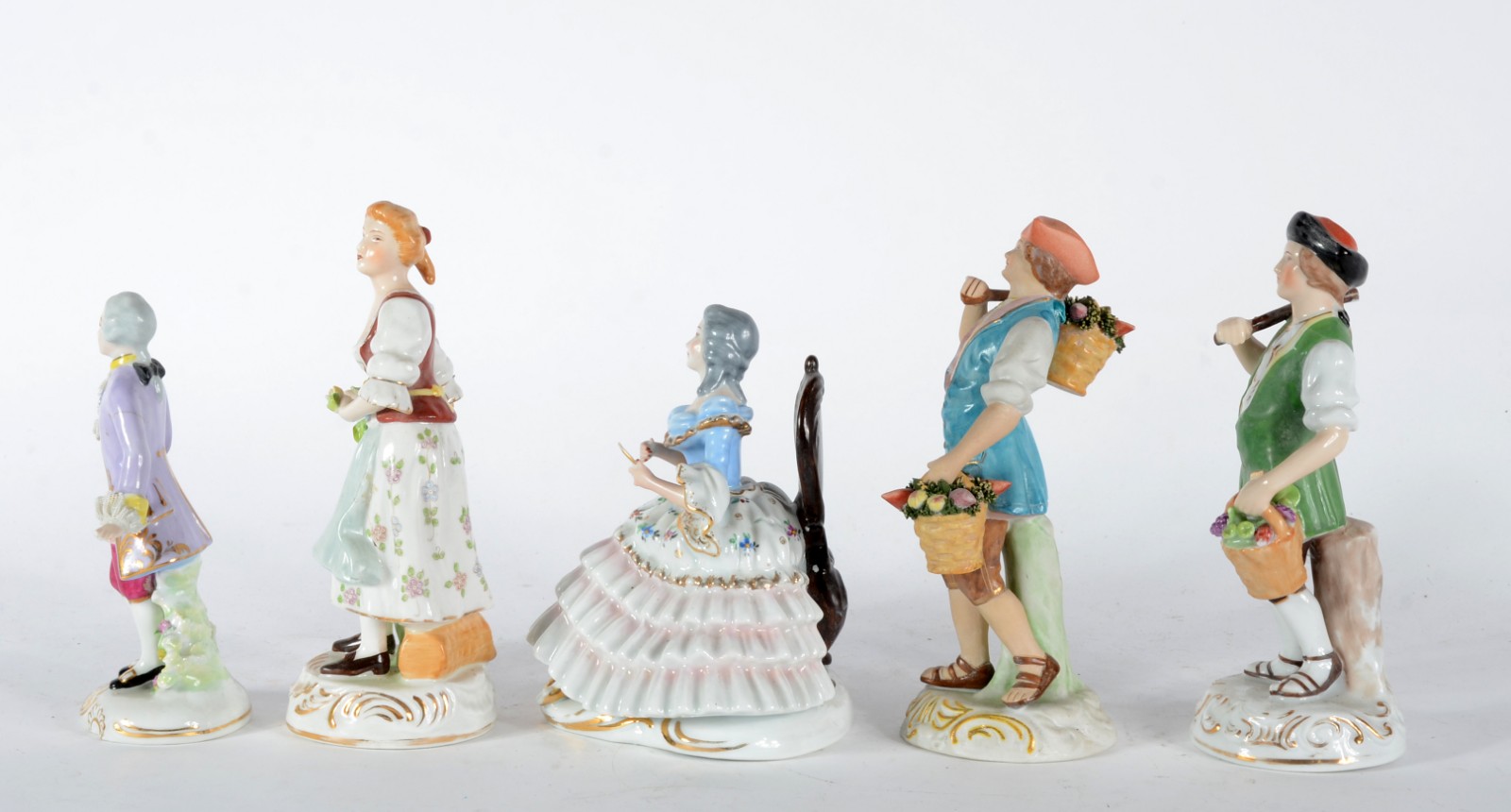Cinco esculturas de porcelana policromada, sendo uma figura de nobre... - foto 4 de 8