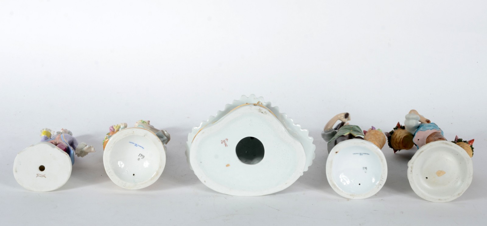 Cinco esculturas de porcelana policromada, sendo uma figura de nobre... - foto 5 de 8