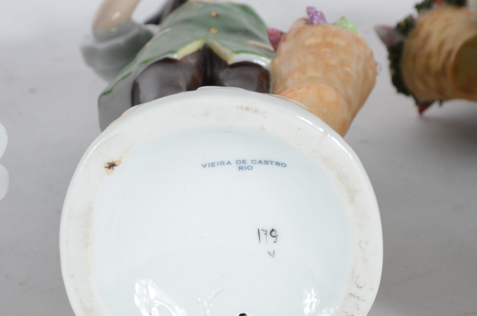 Cinco esculturas de porcelana policromada, sendo uma figura de nobre... - foto 7 de 8
