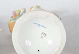 Cinco esculturas de porcelana policromada, send... - Cinco esculturas de porcelana policromada, sendo uma figura de nobre, tres camponeses e dama sentada com saia de renda, de diversas procedências.