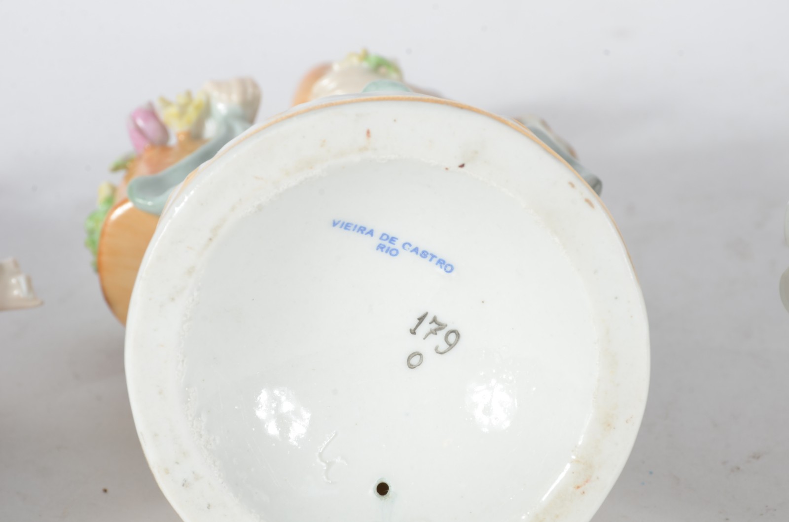 Cinco esculturas de porcelana policromada, sendo uma figura de nobre... - foto 8 de 8