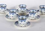 Conjunto com 6 xícaras para café com pires de p... - Conjunto com 6 xícaras para café com pires de porcelana Bone Chine - Thailand, decoradas com guirlandas azuis e frisos dourados.
