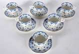 Conjunto com 6 xícaras para café com pires de p... - Conjunto com 6 xícaras para café com pires de porcelana Bone Chine - Thailand, decoradas com guirlandas azuis e frisos dourados.