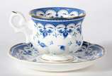 Conjunto com 6 xícaras para café com pires de p... - Conjunto com 6 xícaras para café com pires de porcelana Bone Chine - Thailand, decoradas com guirlandas azuis e frisos dourados.