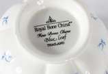 Conjunto com 6 xícaras para café com pires de p... - Conjunto com 6 xícaras para café com pires de porcelana Bone Chine - Thailand, decoradas com guirlandas azuis e frisos dourados.