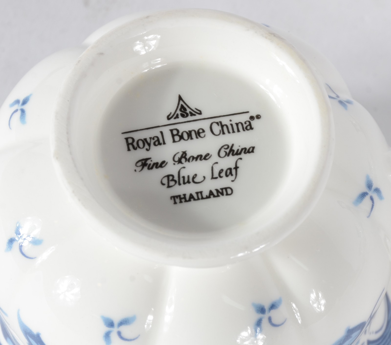 Conjunto com 6 xícaras para café com pires de porcelana Bone Chine... - foto 4 de 4