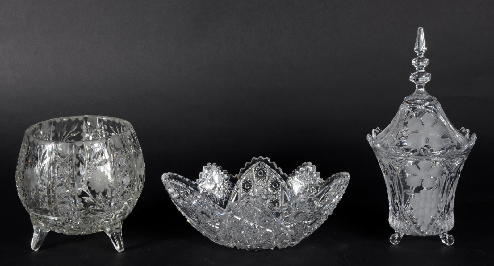 Três peças diversas de cristal, sendo: fruteira, bowl e bomboniere. - foto 1 de 7