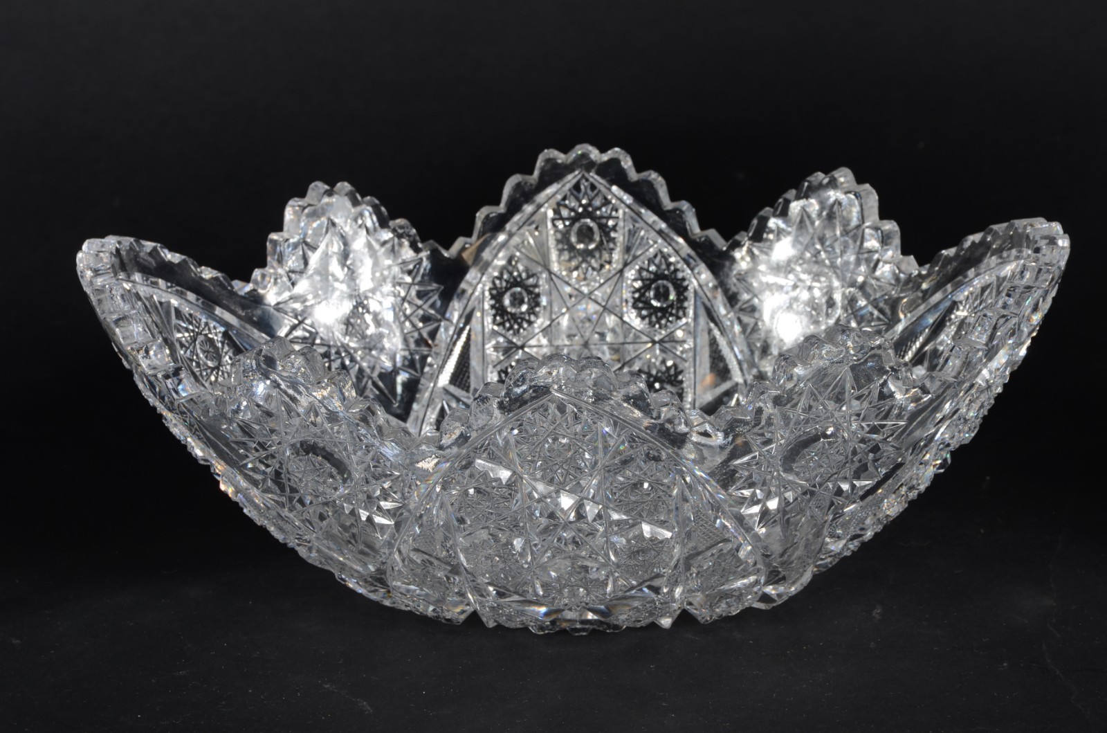 Três peças diversas de cristal, sendo: fruteira, bowl e bomboniere. - foto 3 de 7