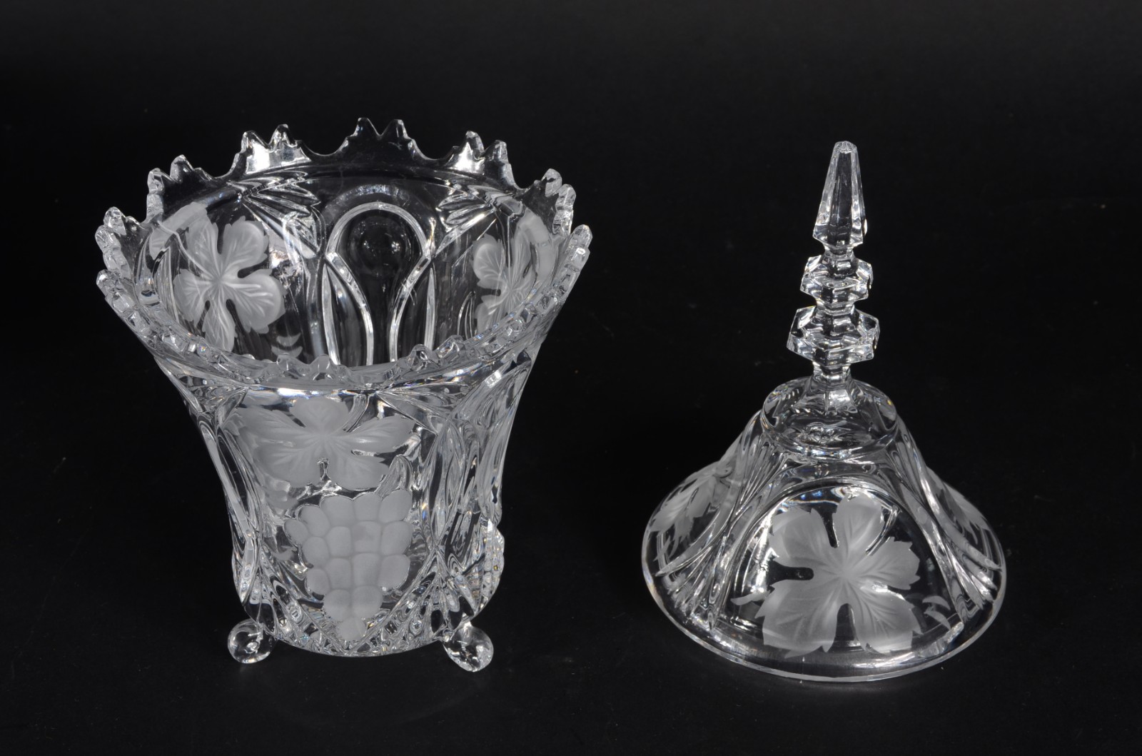 Três peças diversas de cristal, sendo: fruteira, bowl e bomboniere. - foto 5 de 7