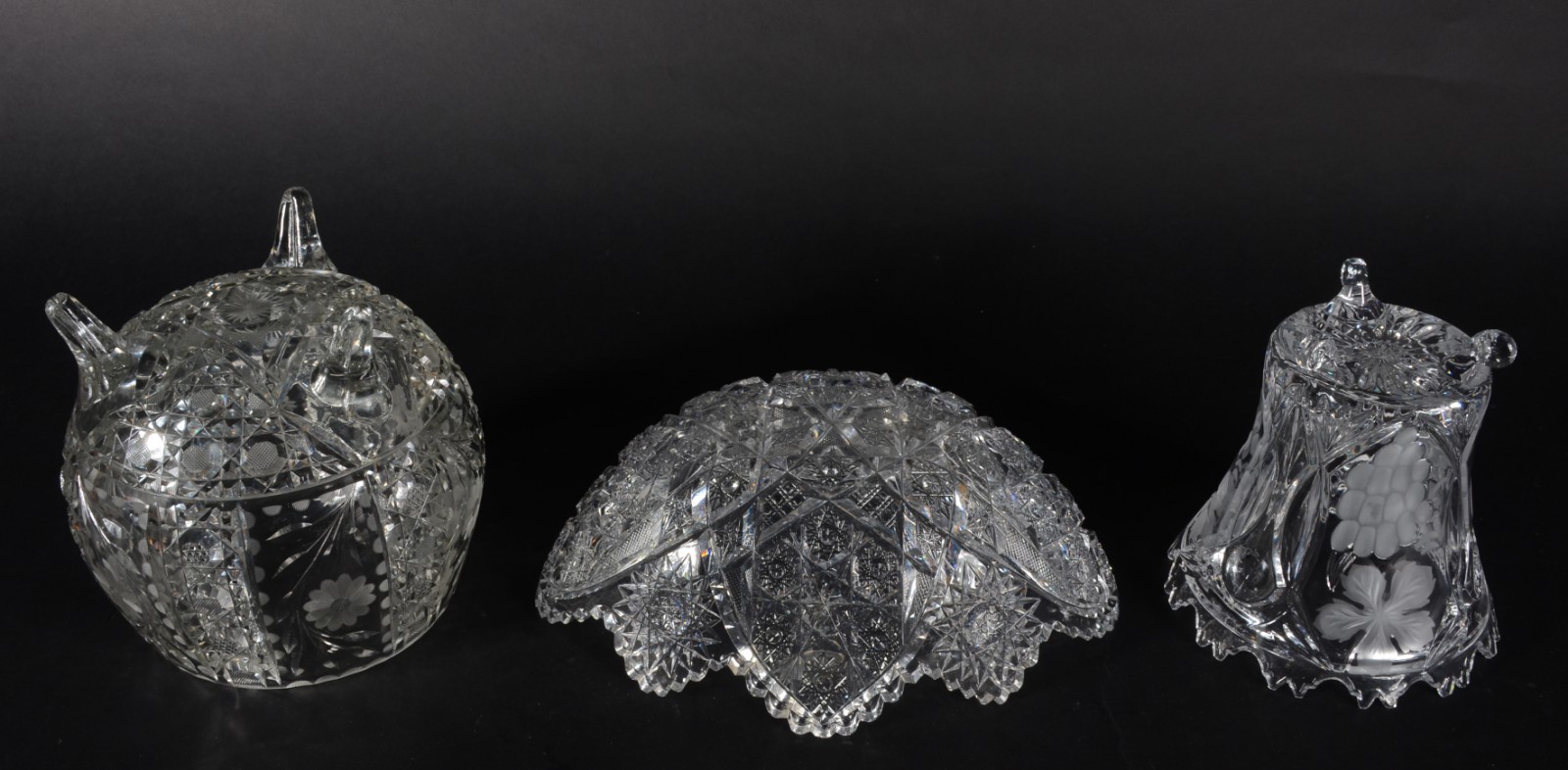 Três peças diversas de cristal, sendo: fruteira, bowl e bomboniere. - foto 6 de 7