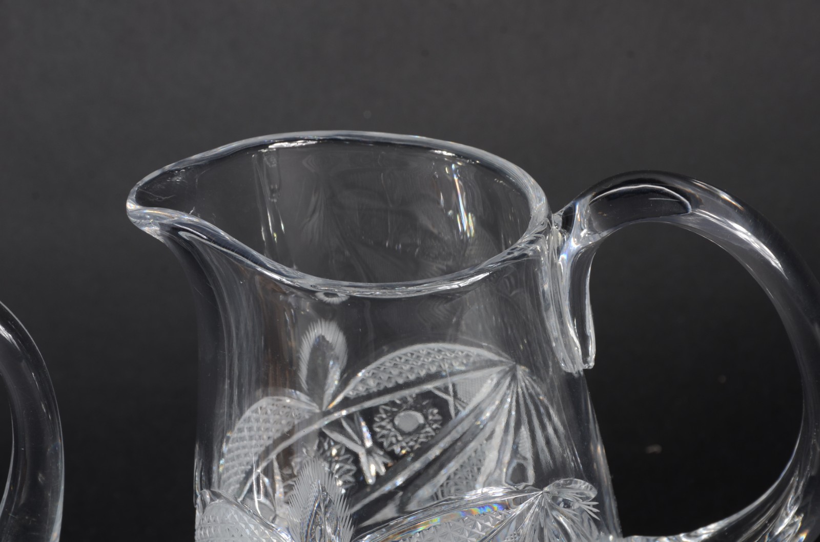 Duas peças de cristal europeu lapidado, sendo jarra para água e... - foto 3 de 5