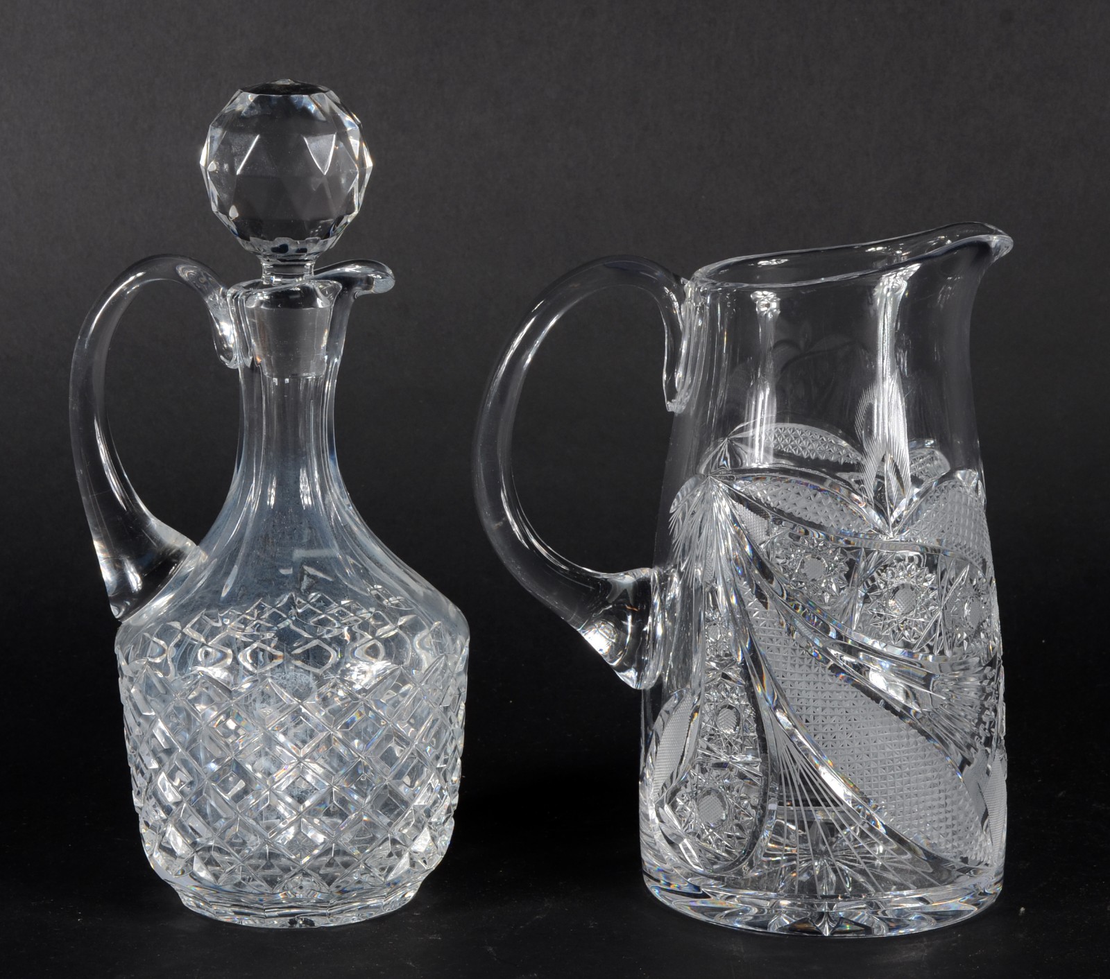 Duas peças de cristal europeu lapidado, sendo jarra para água e... - foto 2 de 5
