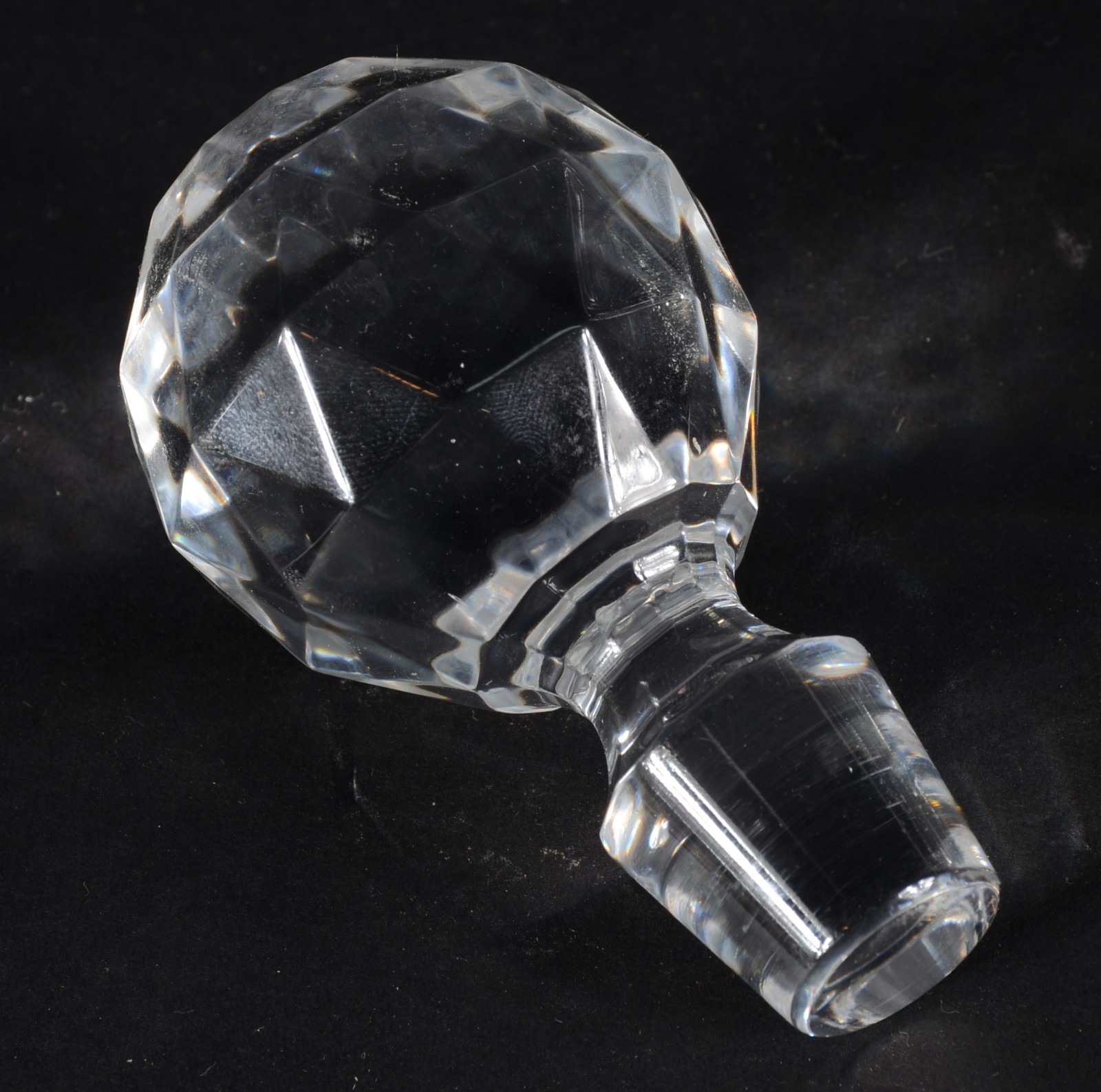 Duas peças de cristal europeu lapidado, sendo jarra para água e... - foto 4 de 5