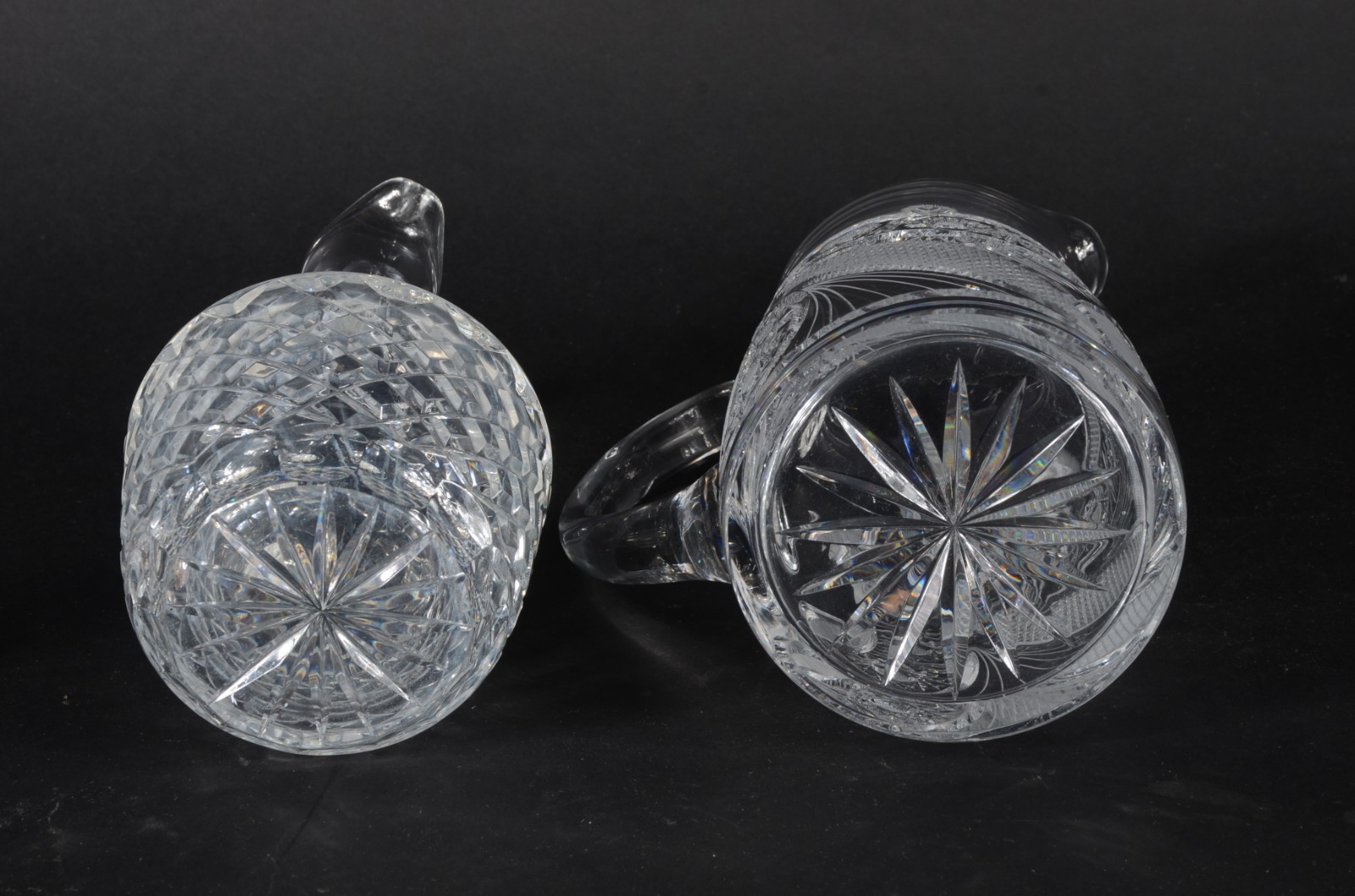 Duas peças de cristal europeu lapidado, sendo jarra para água e... - foto 5 de 5