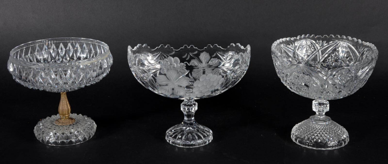 Três fruteiras diversas de cristal/vidro lapidado, uma delas com o pé... - foto 1 de 6