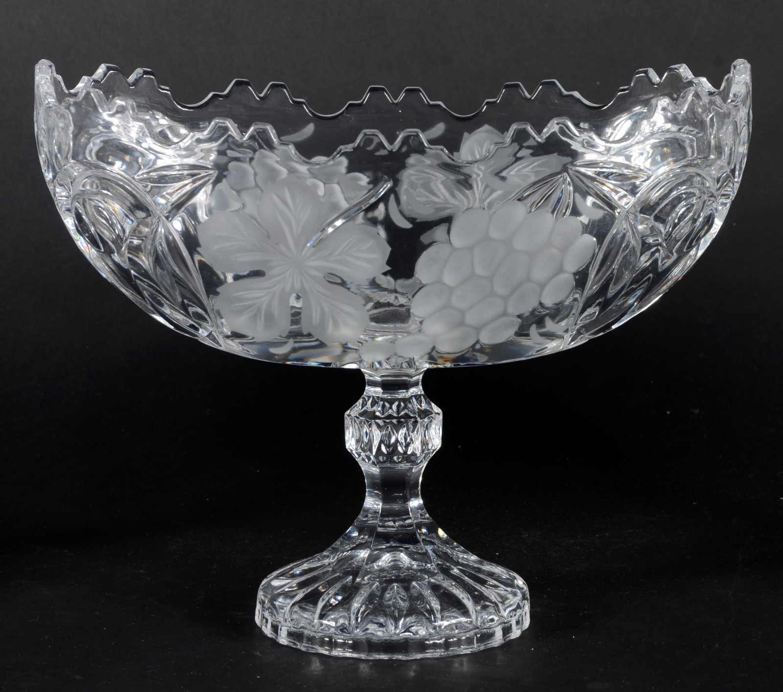 Três fruteiras diversas de cristal/vidro lapidado, uma delas com o pé... - foto 4 de 6