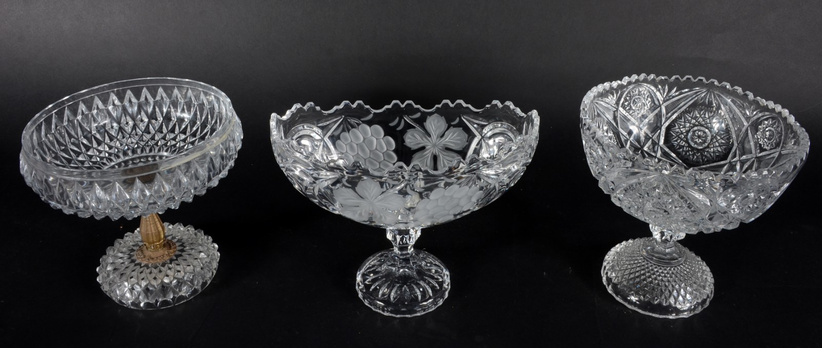 Três fruteiras diversas de cristal/vidro lapidado, uma delas com o pé... - foto 2 de 6