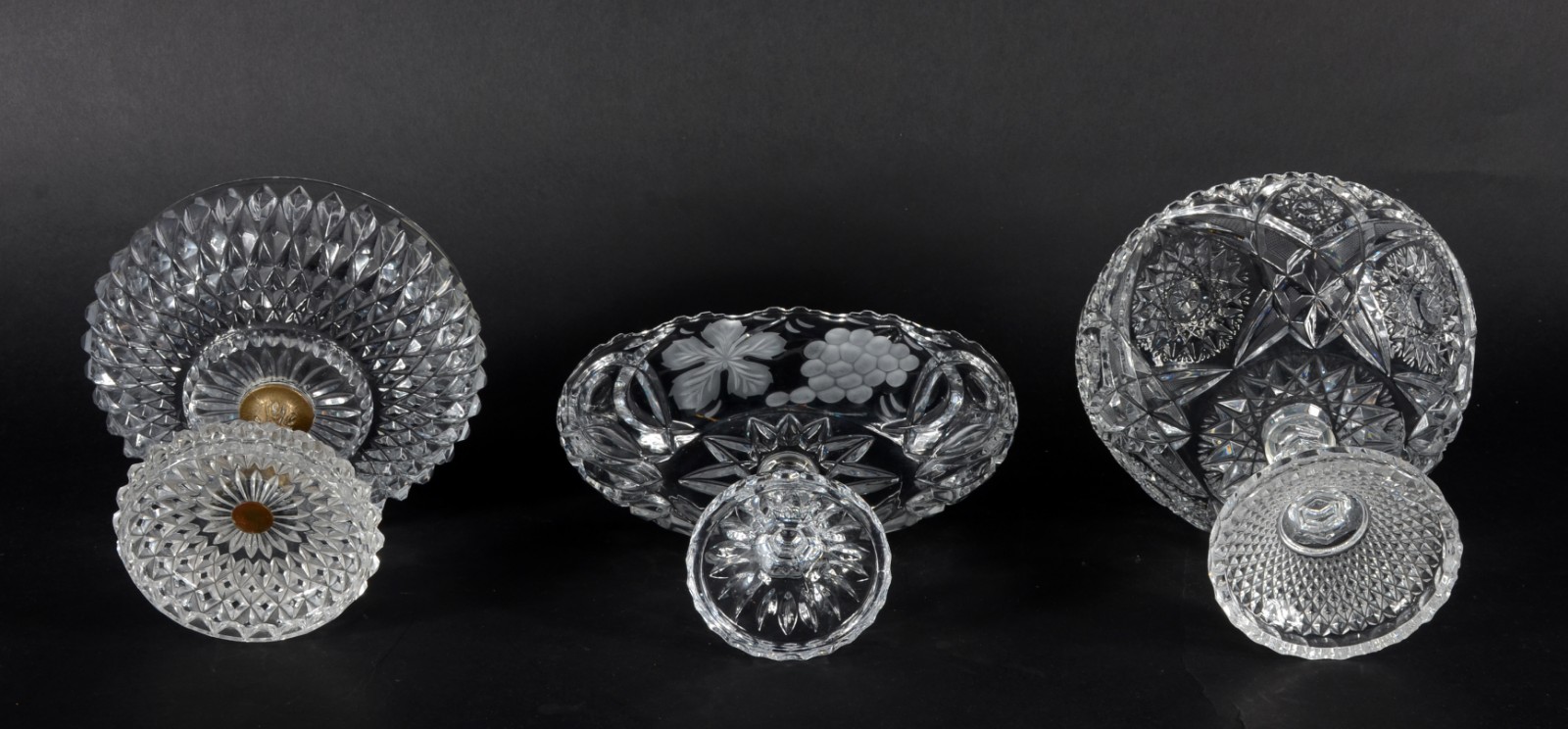 Três fruteiras diversas de cristal/vidro lapidado, uma delas com o pé... - foto 6 de 6