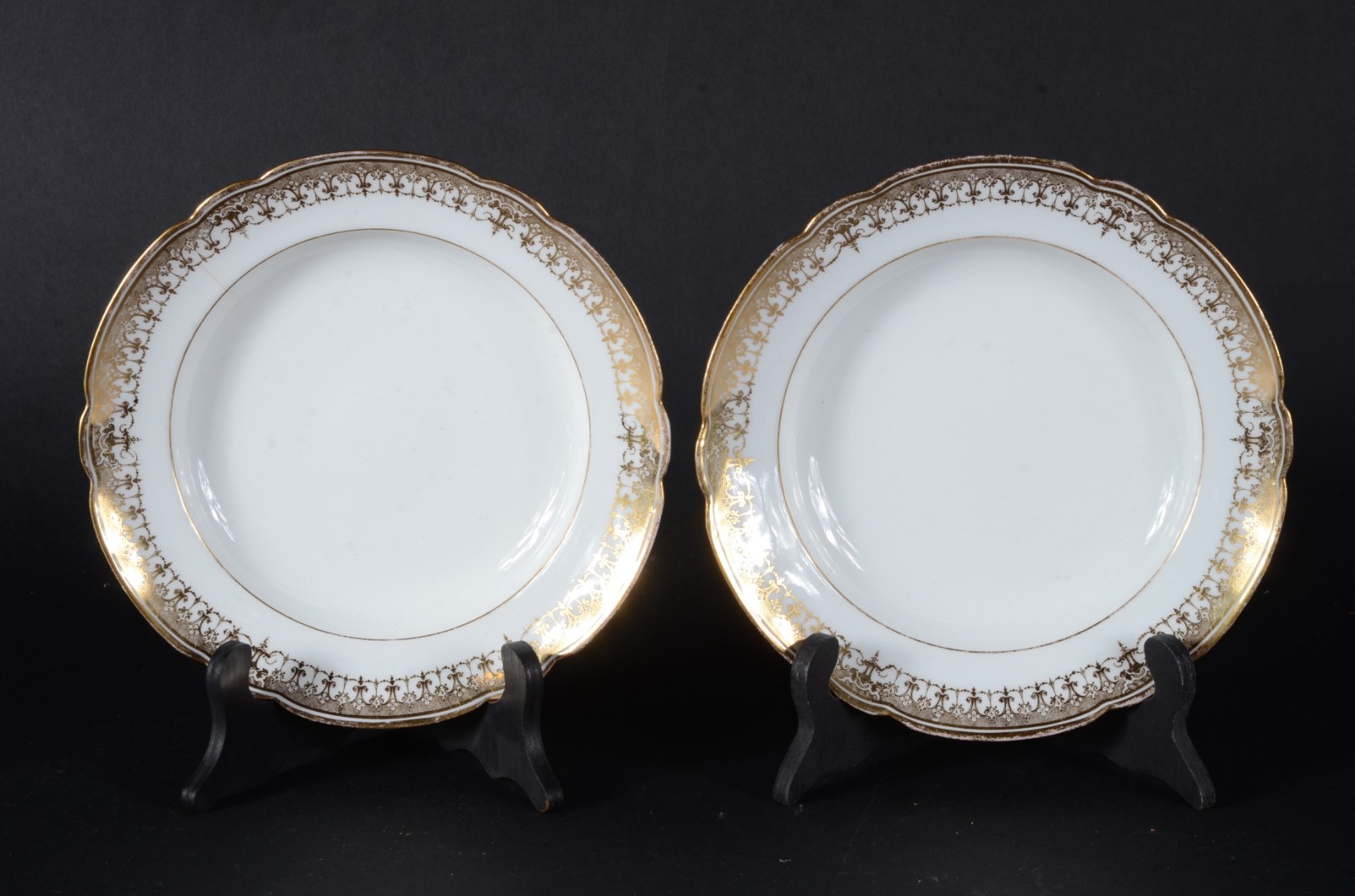 Dois pratos fundos de porcelana francesa. Serviço do Paço da Cidade... - foto 1 de 4