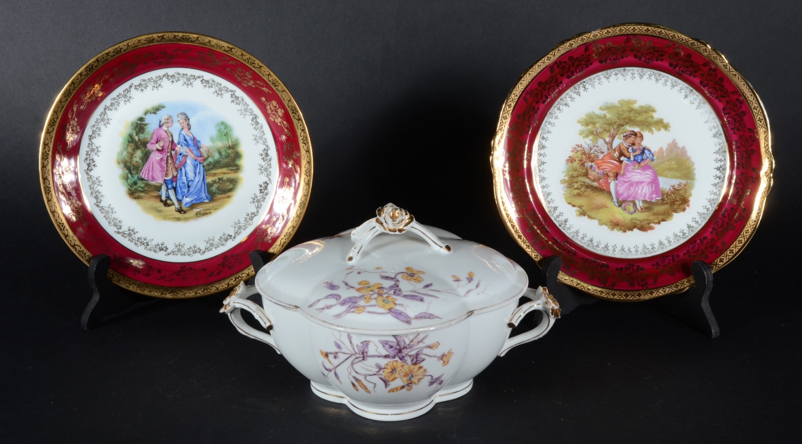 Três peças de porcelana francesa, sendo: dois pratos com cenas... - foto 1 de 9