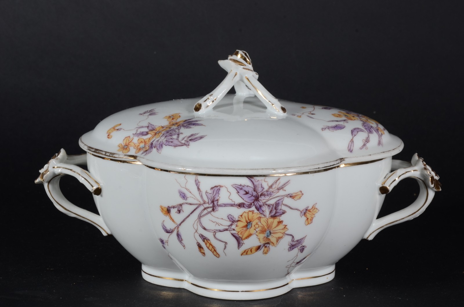 Três peças de porcelana francesa, sendo: dois pratos com cenas... - foto 2 de 9