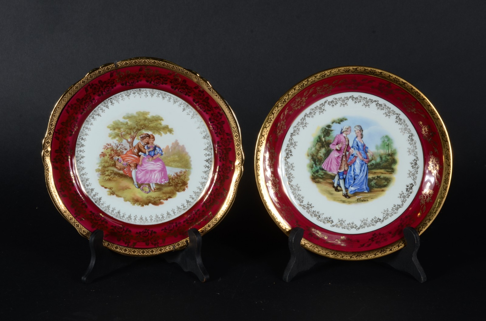 Três peças de porcelana francesa, sendo: dois pratos com cenas... - foto 4 de 9