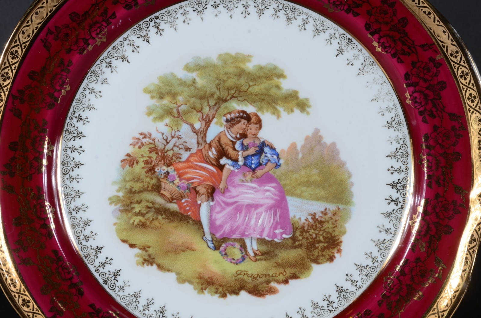 Três peças de porcelana francesa, sendo: dois pratos com cenas... - foto 5 de 9