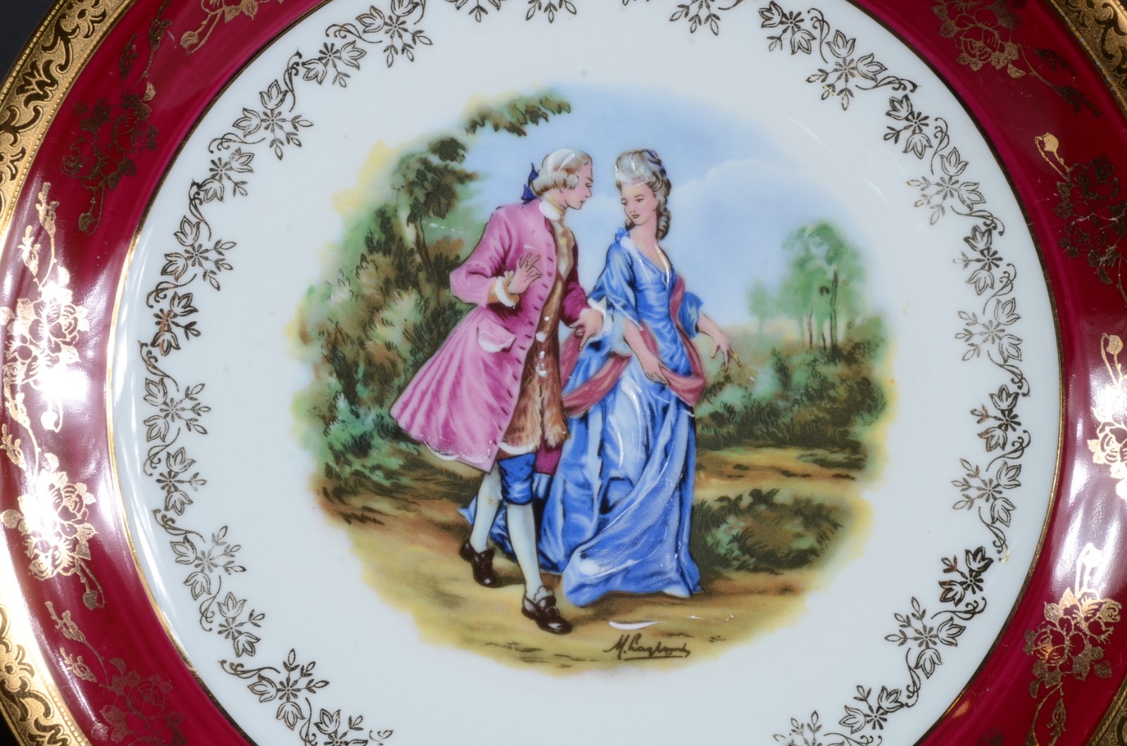 Três peças de porcelana francesa, sendo: dois pratos com cenas... - foto 6 de 9