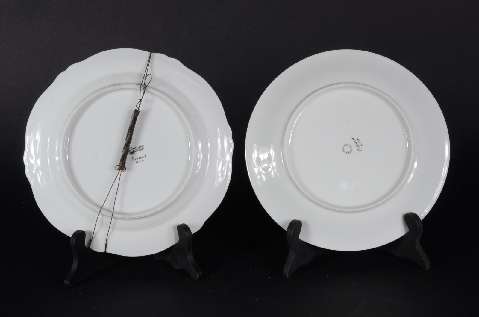 Três peças de porcelana francesa, sendo: dois pratos com cenas... - foto 7 de 9
