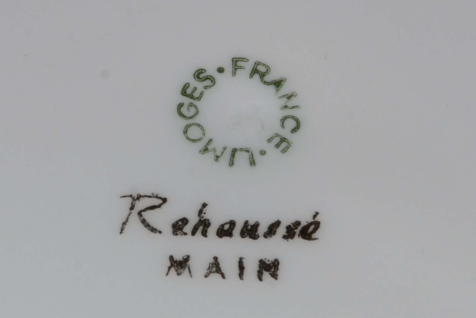 Três peças de porcelana francesa, sendo: dois pratos com cenas... - foto 8 de 9