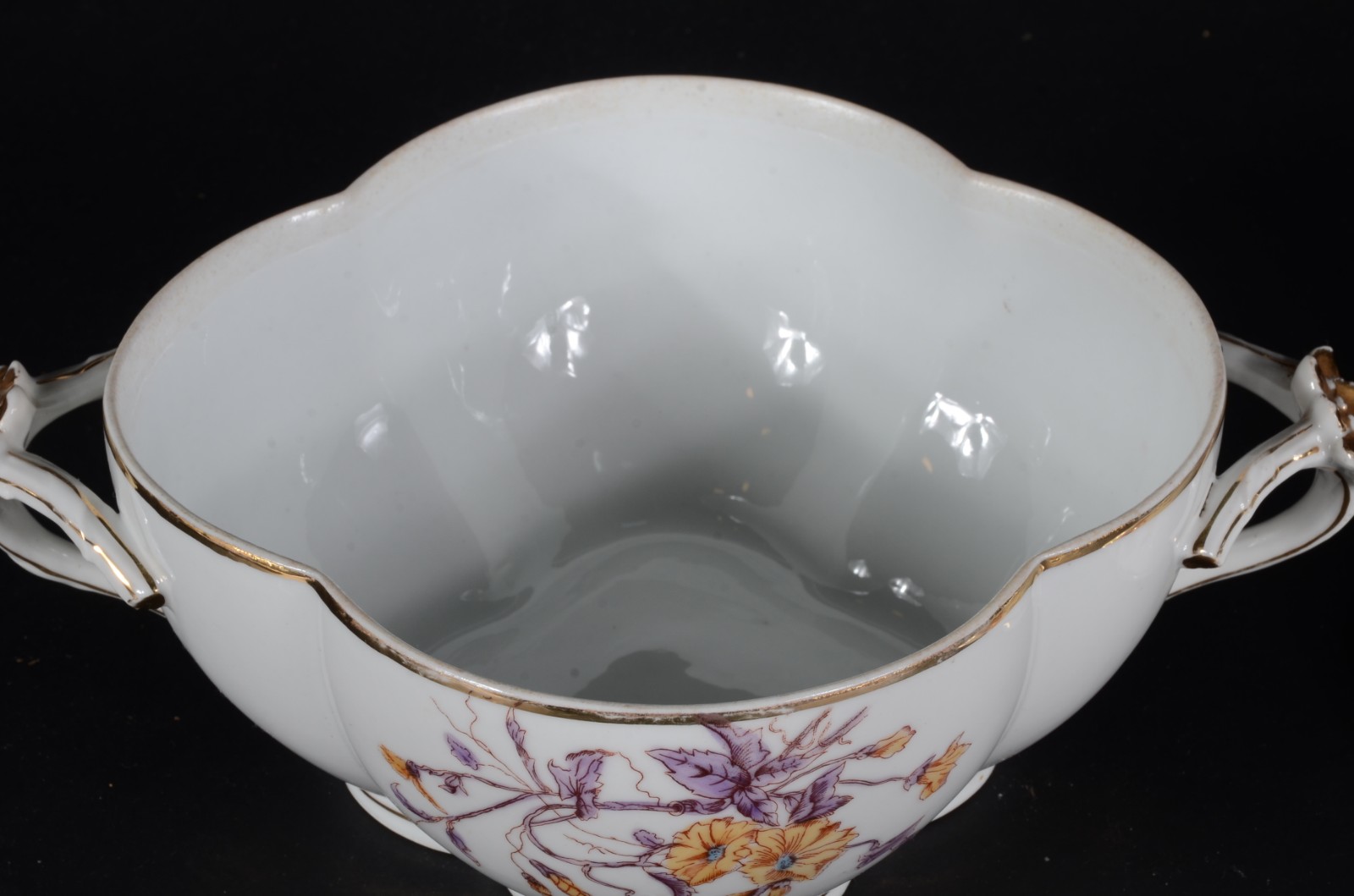 Três peças de porcelana francesa, sendo: dois pratos com cenas... - foto 3 de 9