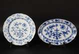 Duas travessas de porcelana decoração "cebolinh... - Duas travessas de porcelana decoração "cebolinha" azul e branca, sendo um Villeroy Boch e  outra alemã.