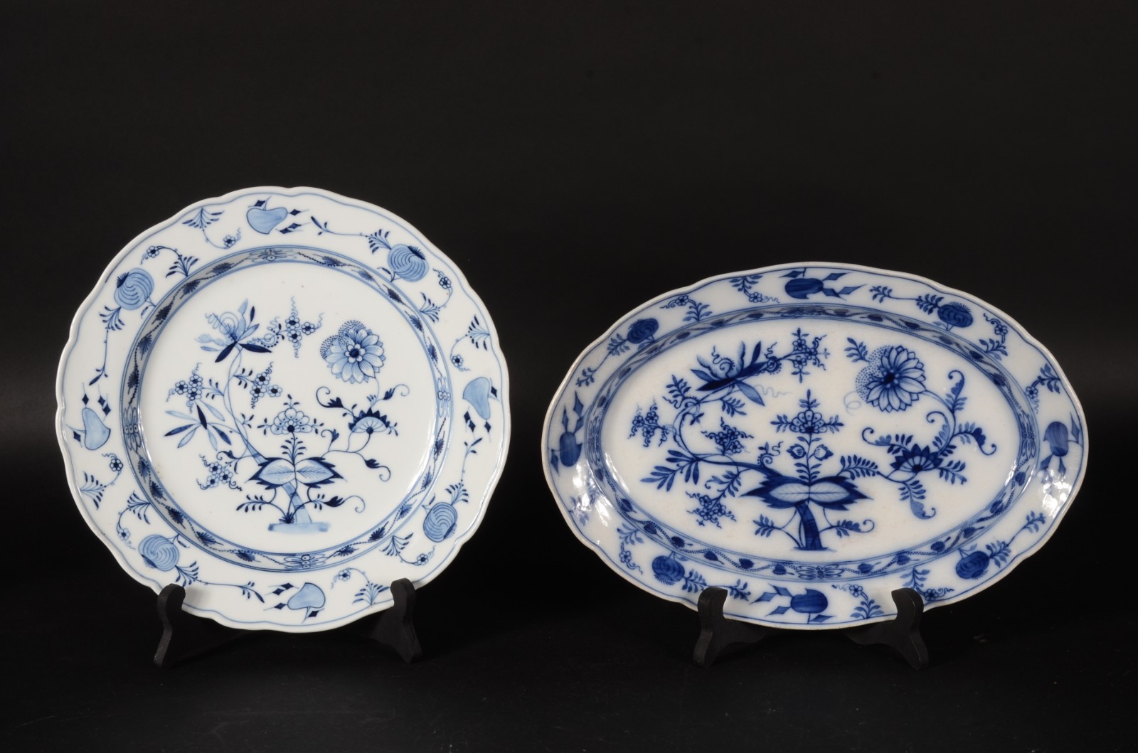 Duas travessas de porcelana decoração "cebolinha" azul e branca... - foto 1 de 4