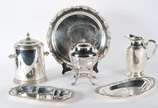 Diversas peças de metal prateado, sendo: jarra ... - Diversas peças de metal prateado, sendo: jarra para água, balde para gelo, 3 travessas e samovar. Total: 6 peças.