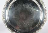 Diversas peças de metal prateado, sendo: jarra ... - Diversas peças de metal prateado, sendo: jarra para água, balde para gelo, 3 travessas e samovar. Total: 6 peças.