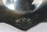 Diversas peças de metal prateado, sendo: jarra ... - Diversas peças de metal prateado, sendo: jarra para água, balde para gelo, 3 travessas e samovar. Total: 6 peças.