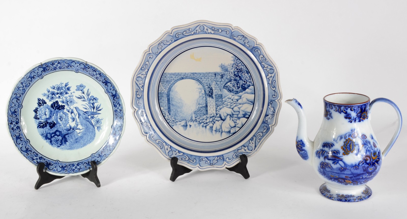 Três peças diversas de porcelana decorada em azul e branco, sendo... - foto 1 de 8