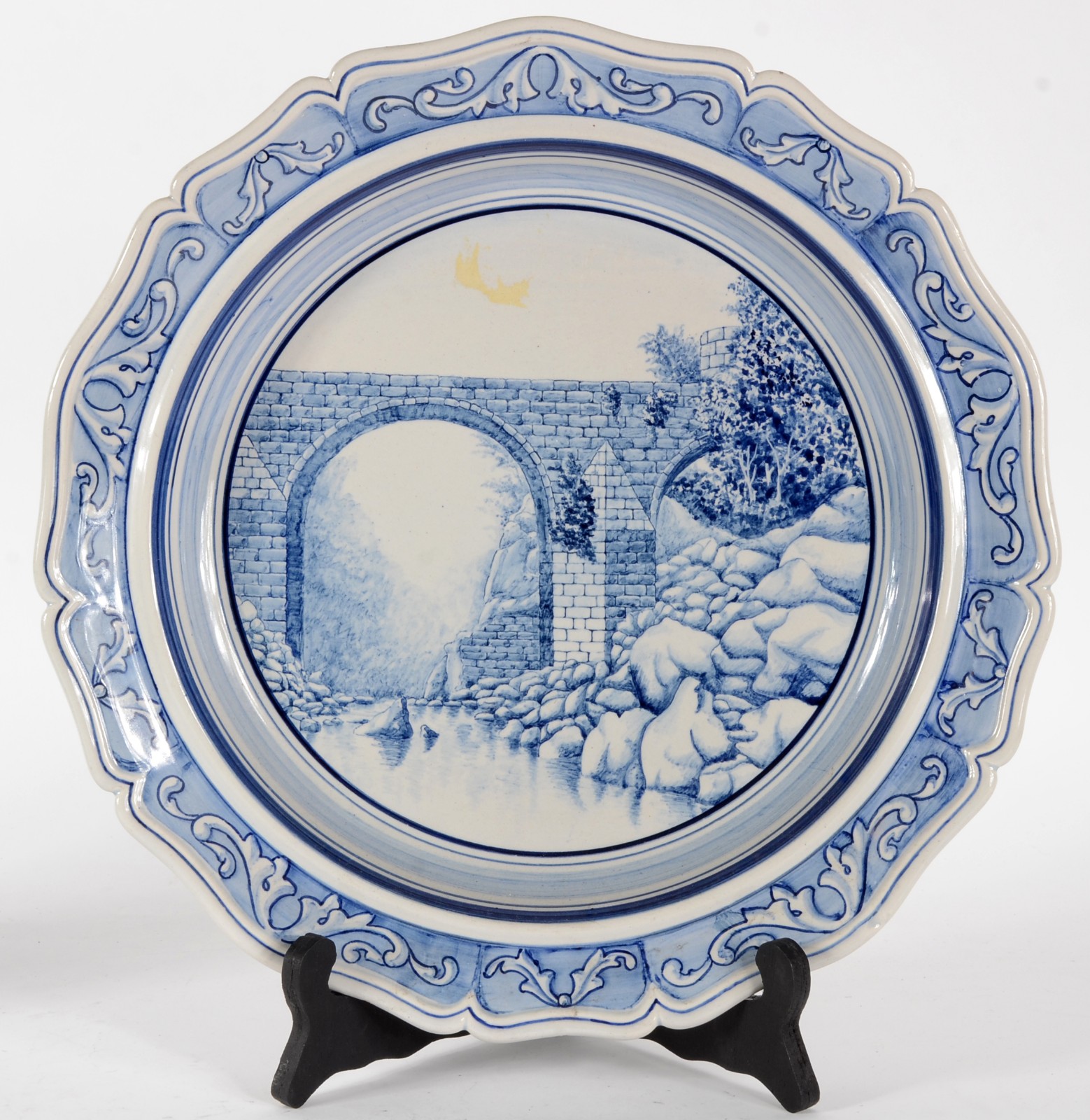 Três peças diversas de porcelana decorada em azul e branco, sendo... - foto 3 de 8