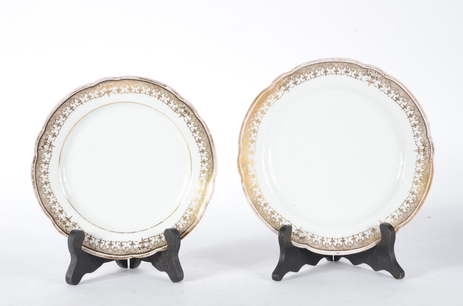 Dois pratos de porcelana francesa, sendo um raso e outro de... - foto 1 de 4