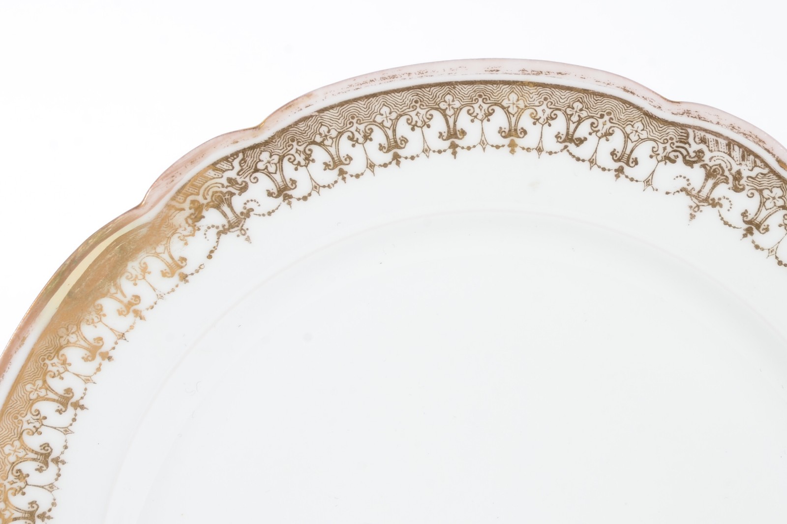 Dois pratos de porcelana francesa, sendo um raso e outro de... - foto 2 de 4