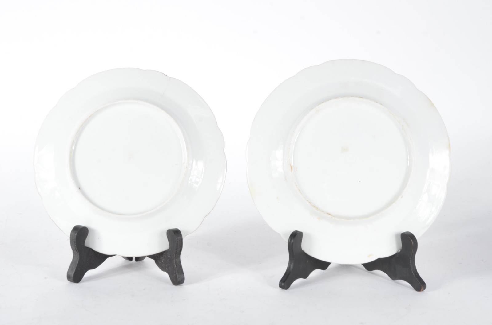 Dois pratos de porcelana francesa, sendo um raso e outro de... - foto 3 de 4