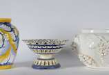 Três peças diversas de cerâmica, sendo um vaso ... - Três peças diversas de cerâmica, sendo um vaso com folhagens em azul e amarelo; fruteira em azul e branco com laterais vazadas (borda quebrada e...
