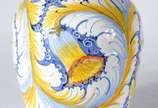 Três peças diversas de cerâmica, sendo um vaso ... - Três peças diversas de cerâmica, sendo um vaso com folhagens em azul e amarelo; fruteira em azul e branco com laterais vazadas (borda quebrada e...