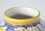 Três peças diversas de cerâmica, sendo um vaso ... - Três peças diversas de cerâmica, sendo um vaso com folhagens em azul e amarelo; fruteira em azul e branco com laterais vazadas (borda quebrada e...