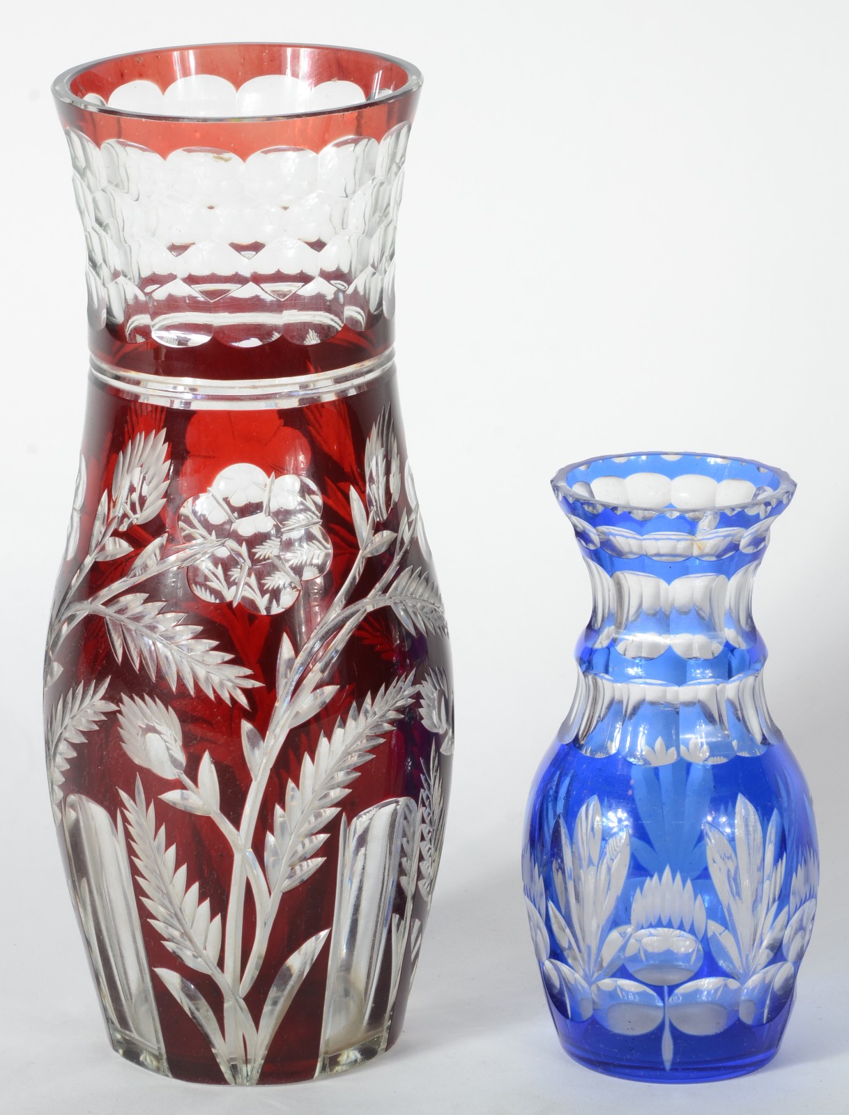 Dois vasos de cristal europeu lapidado com flores e folhas, sendo um... - foto 1 de 4