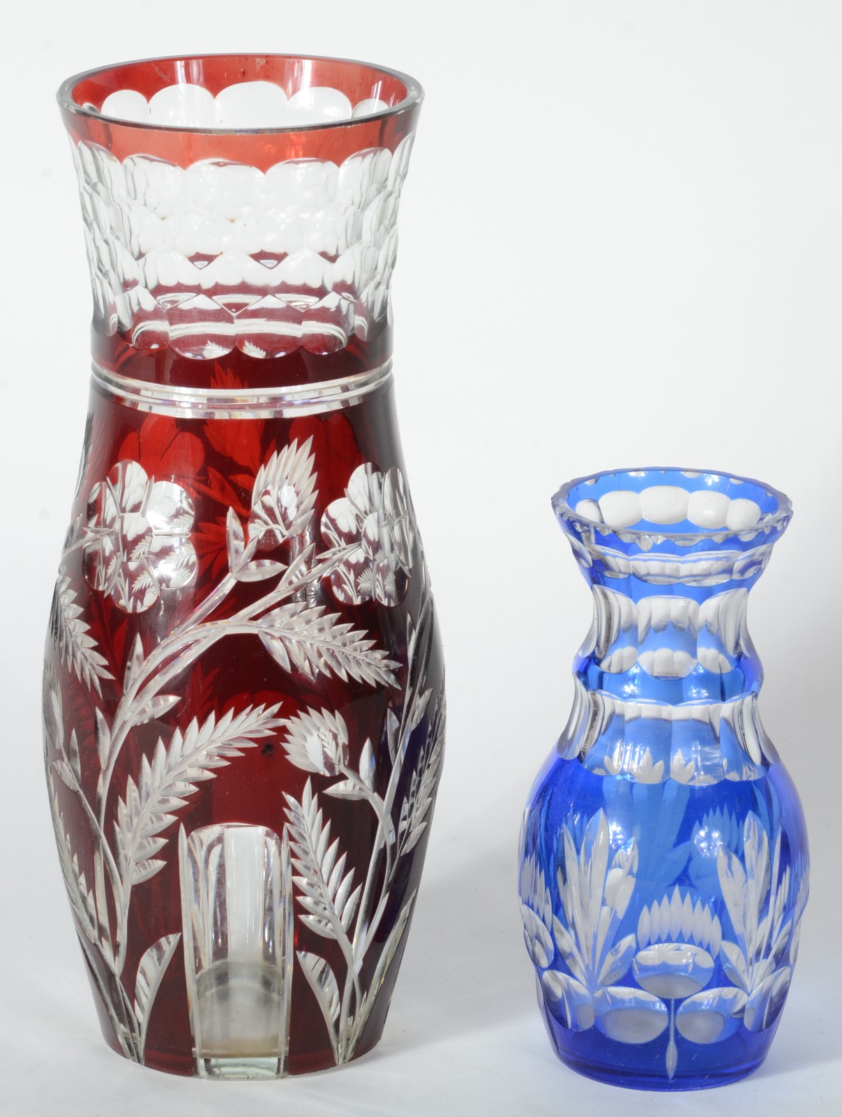 Dois vasos de cristal europeu lapidado com flores e folhas, sendo um... - foto 2 de 4