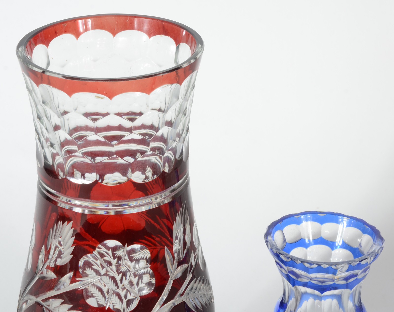 Dois vasos de cristal europeu lapidado com flores e folhas, sendo um... - foto 3 de 4