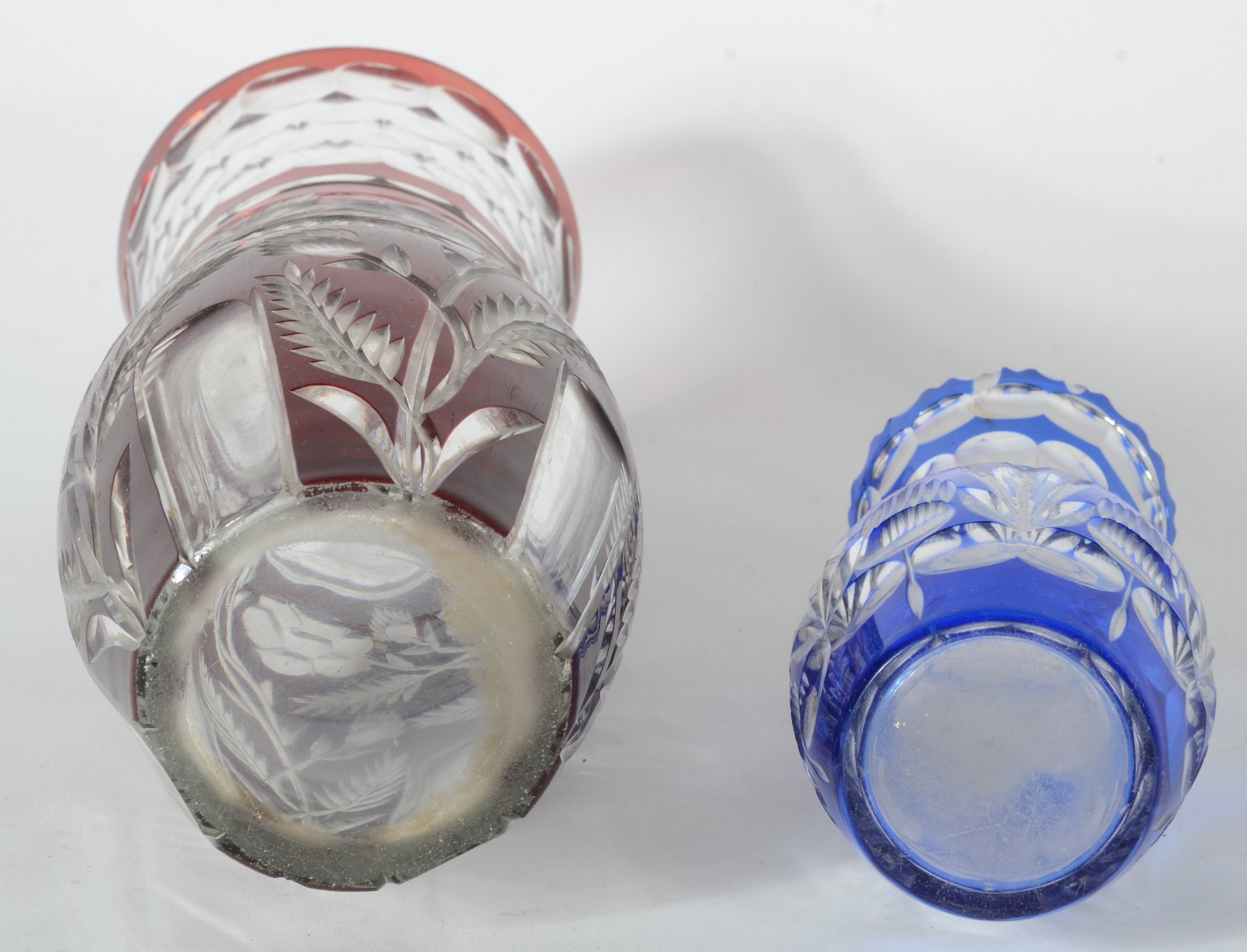 Dois vasos de cristal europeu lapidado com flores e folhas, sendo um... - foto 4 de 4