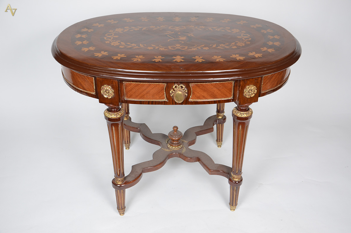Mesa oval francesa de madeira nobre ricamente trabalhada em... - foto 1 de 2